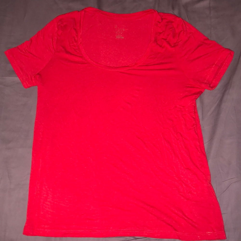 Red low cut T-shirt